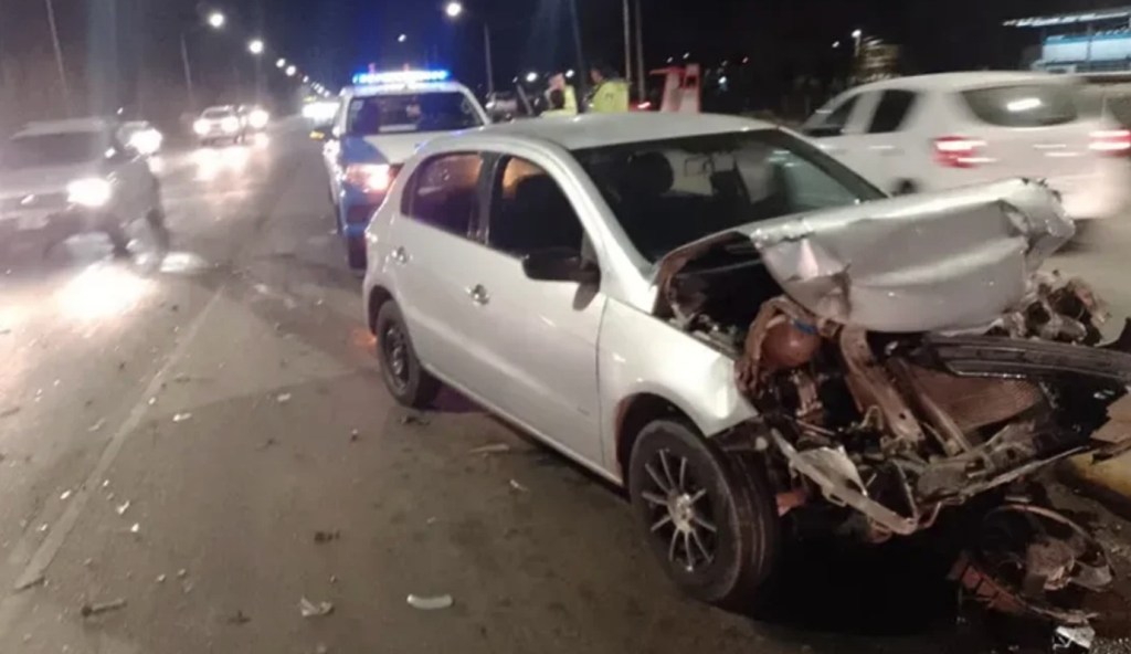 Impactante choque en la Ruta 22 en Neuquén: un auto quedó&nbsp;destrozado