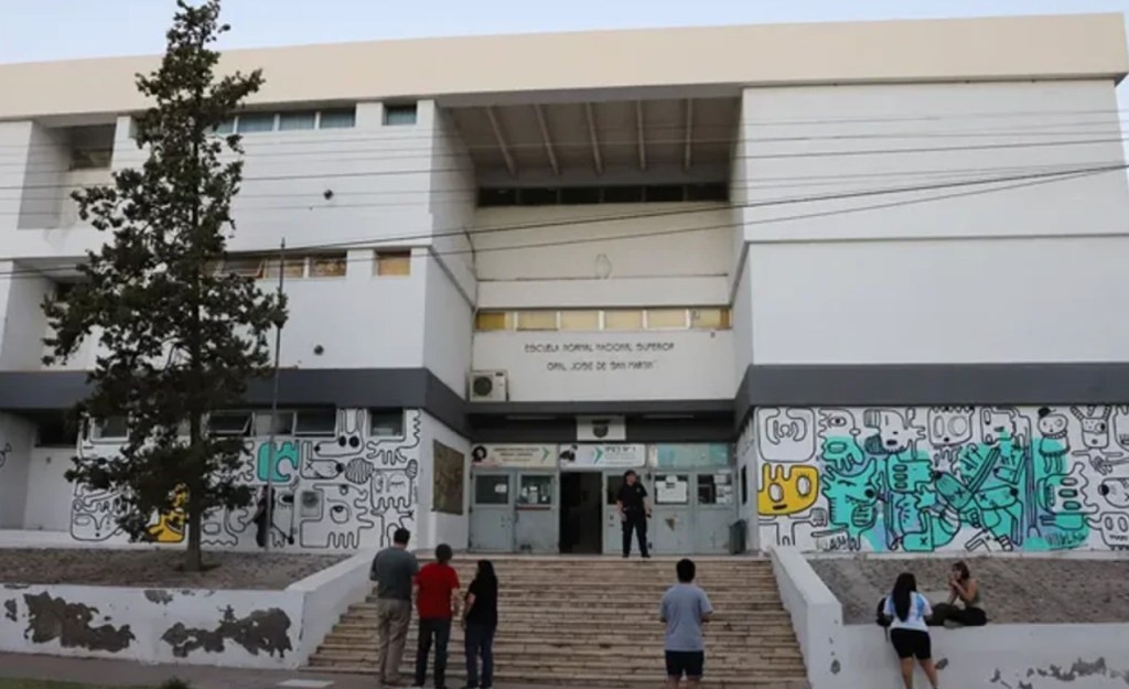 Imputaron a una mujer por amenazas y agresiones a docentes en&nbsp;Neuquén