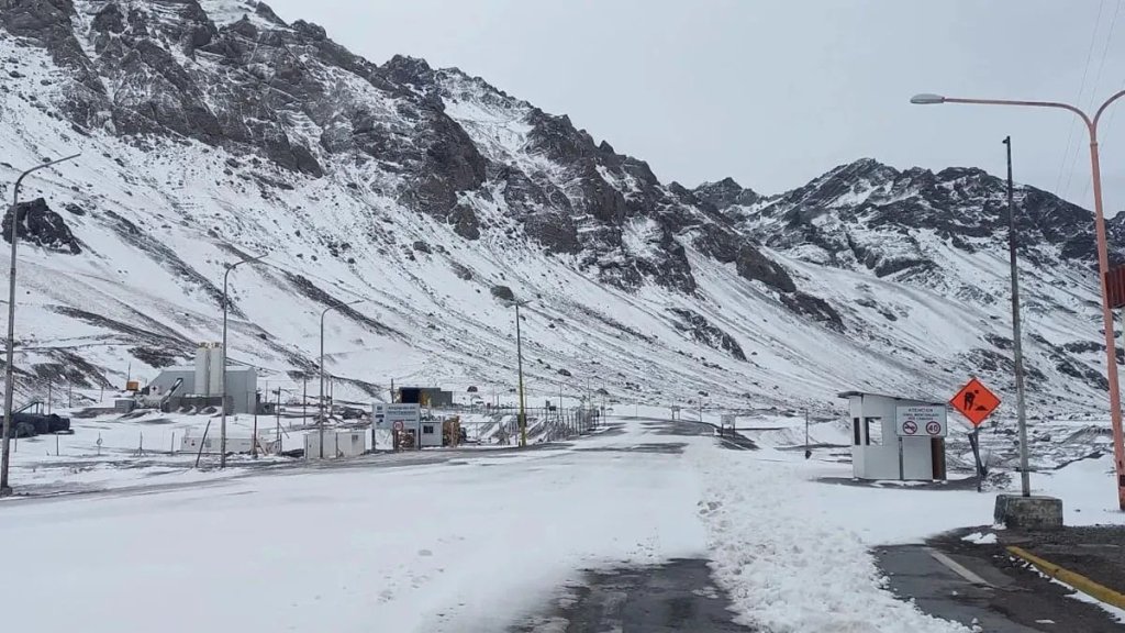 Nevadas golpean Mendoza: Cristo Redentor se cierra por&nbsp;precaución