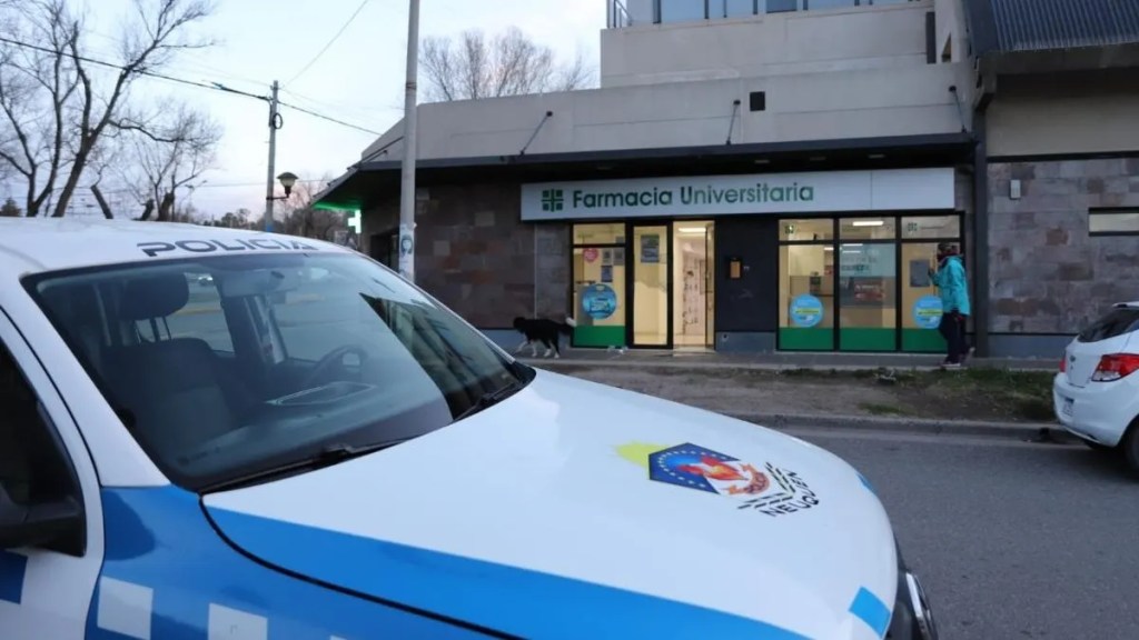 Robo en farmacia de Neuquén: delincuente encapuchado se lleva hasta&nbsp;$200.000