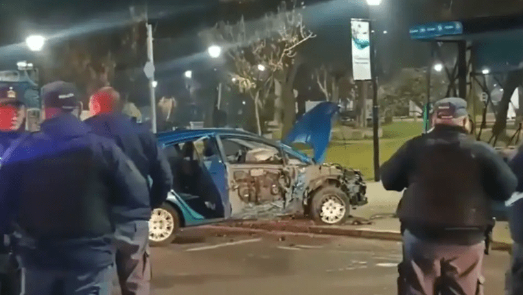 Conductor ebrio pierde el control y embiste una garita de colectivo en el centro de&nbsp;Neuquén